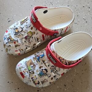 CROCS Peanuts Clogs, Size J6